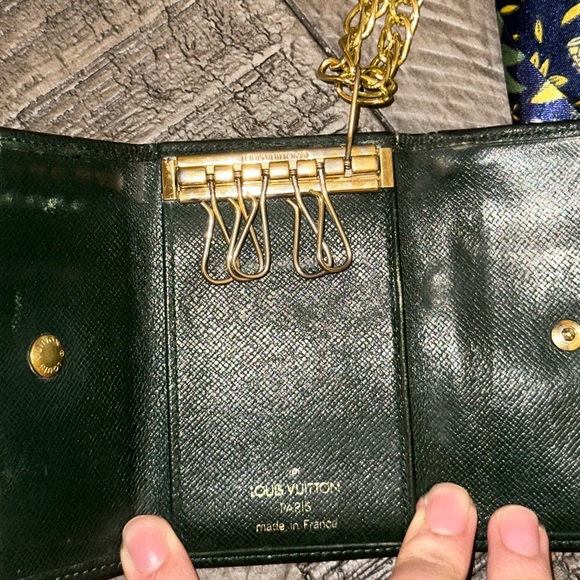 🍀Authentic🍀 green LV card and key holder - Picture 6 of 8